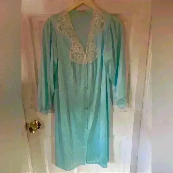 Vanity Fair Other - Vintage women’s XS silk vanity fair button up nightgown